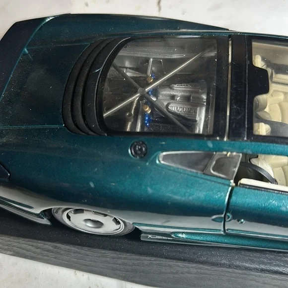 Vintage 1:18 scale diecast model of a 1992 Jaguar XJ220, manufactured by Maisto. - Picture 7 of 10